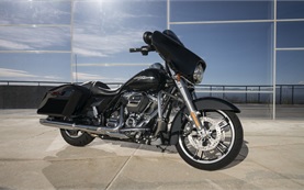 Harley Davidson Street Glide - alquilar una moto en Europa 