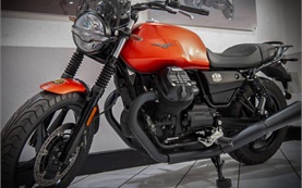 Moto Guzzi V85TT - Motorradvermietung in Sorrento