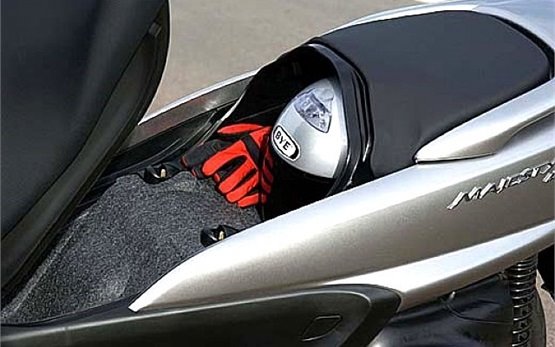 Yamaha Majesty 400cc - rent a scooter in Nice, France