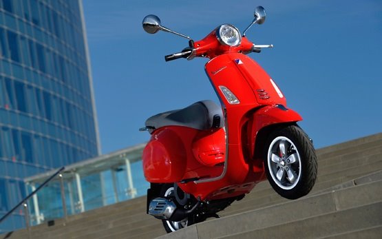 Piaggio Vespa 125 Primavera rent a scooter Rome