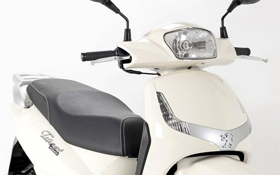2013 Peugeot Tweet 50cc - alquiler de scooters en Espana 