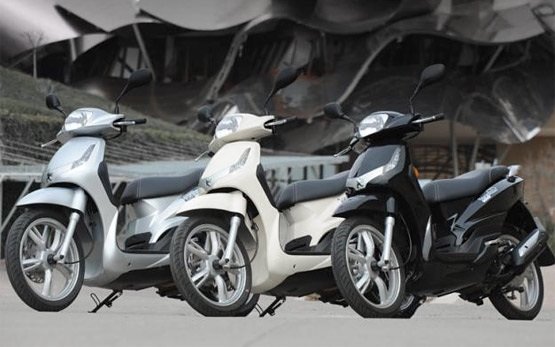 2013 Peugeot Tweet 125cc - scooter rental Barcelona