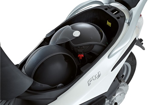 2013 Piaggio Fly 50 - scooters para alquilar en Francia 