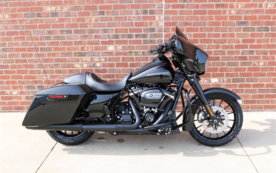 Harley Davidson Street Glide - hire bike Geneva