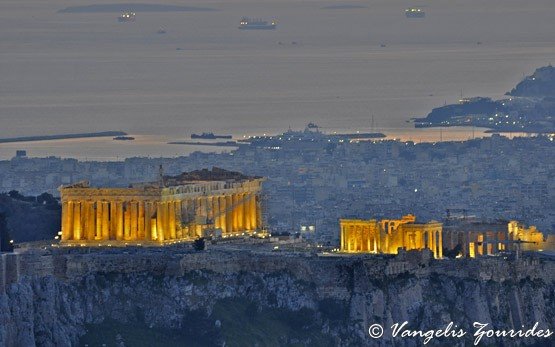 Атина през нощта