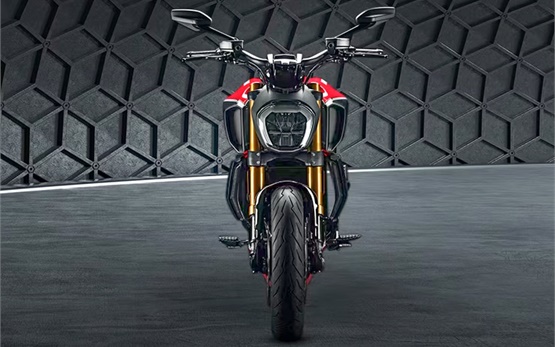 Ducati Diavel - hire motorbike Milan