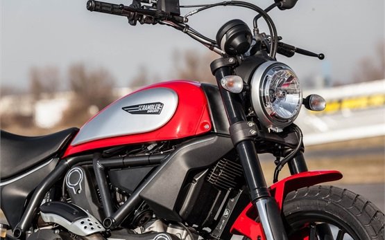 Ducati Scrambler Icon 803  - alquiler de motos en Barcelona