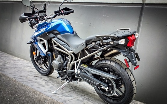 Triumph Tiger XR 800x - alquilar una motocicleta en Espana 