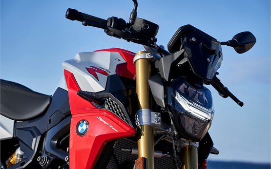 BMW F 900 R мотоциклет под наем в Женева