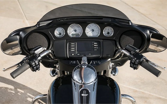 Harley Davidson Street Glide - motorcycle rental Faro