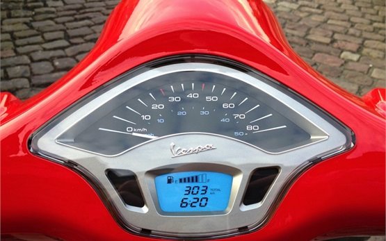 Пьяджио Веспа 50cc прокат скутеров в Барселоне