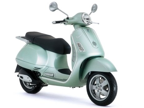 Piaggio Vespa GT 200 - scooter rental in Porto