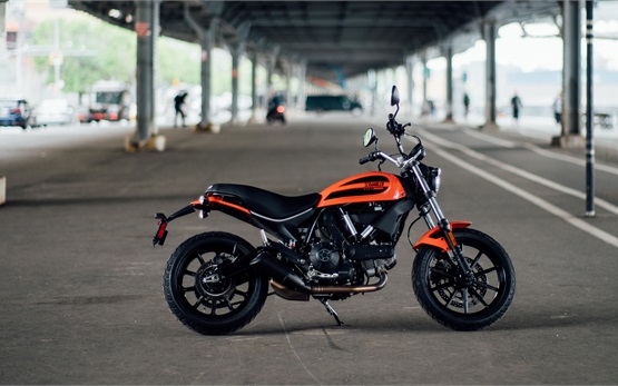 DUCATI SCRAMBLER SIXTY2 400CC - Motorrad mieten Porto