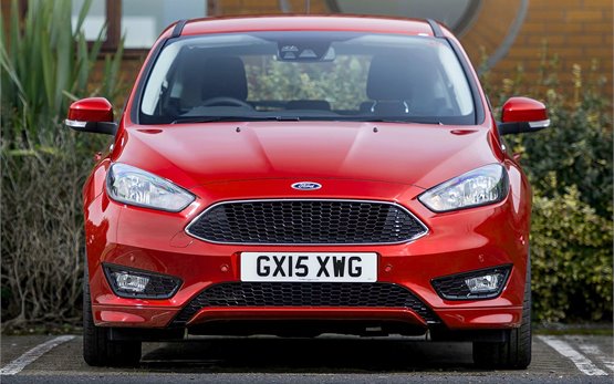 Vista posterior - Ford Focus Hatchback alquiler de coches aeropuerto de Mallorca