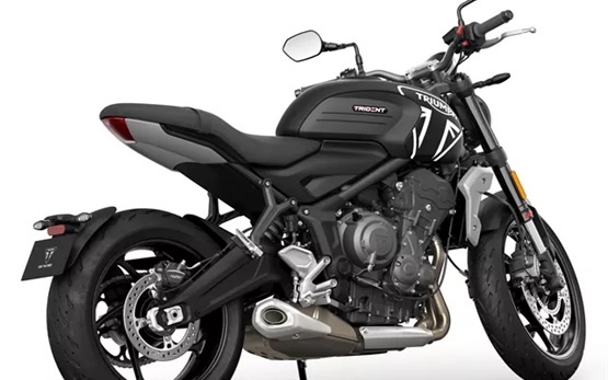 Triumph Trident 660   мотоциклет под наем в Лисабон