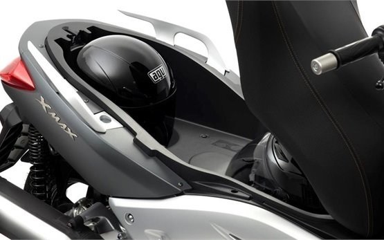 Yamaha X-Max 300 - rent a scooter in Madeira - Funchal