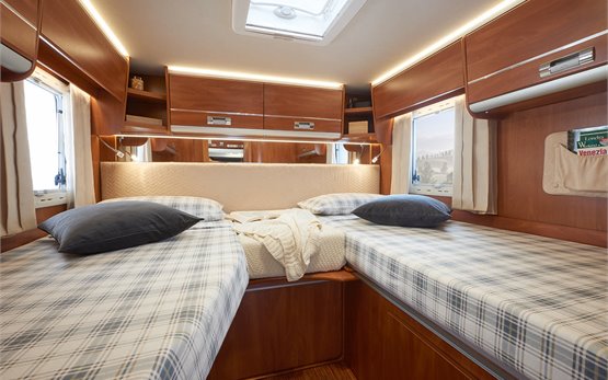 Laika Ecovip alquiler de furgoneta camper -  dormitorio