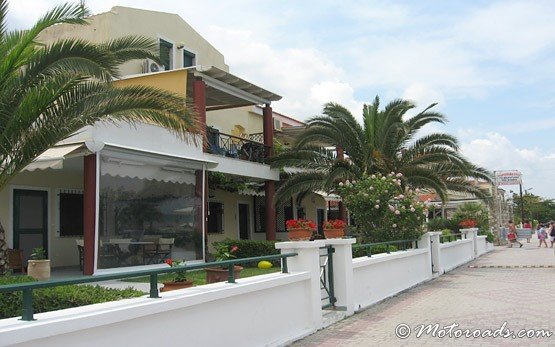 Calle en Pefkohori, península de Kassandra