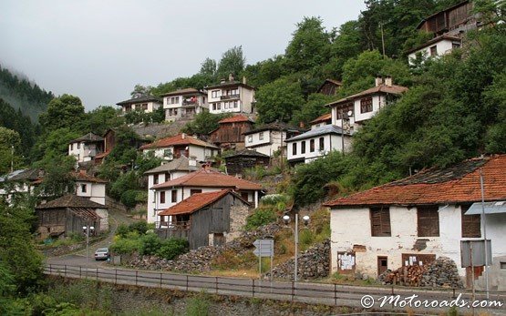 Straße in Shiroka Laka