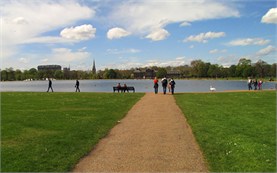 London - lake in Kengsington gardens