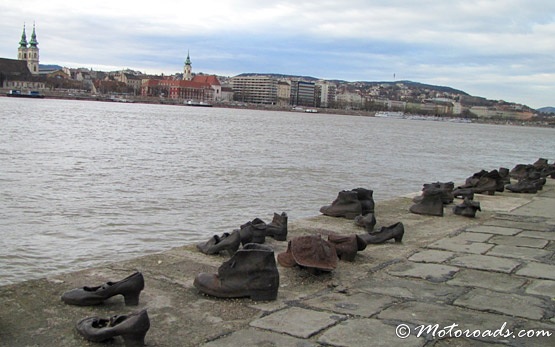 Обувь на набережной Дуная в Будапеште
