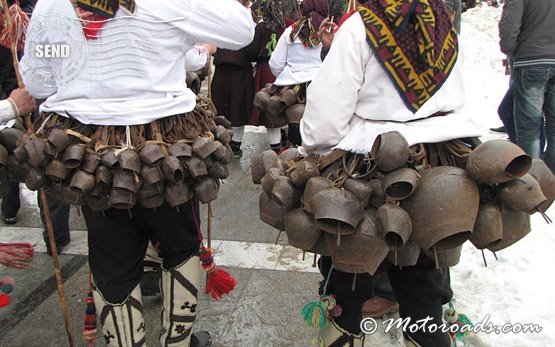Сурва фестиваль в Пернике - традиционные колокола