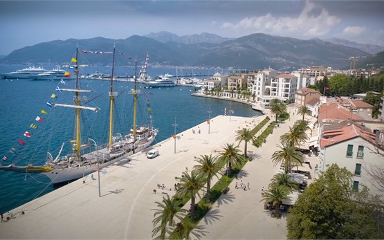 Tivat, costa del Adriático, Montenegro