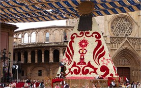 Valencia Las Fallas - Virgin Mary statue made by flowers