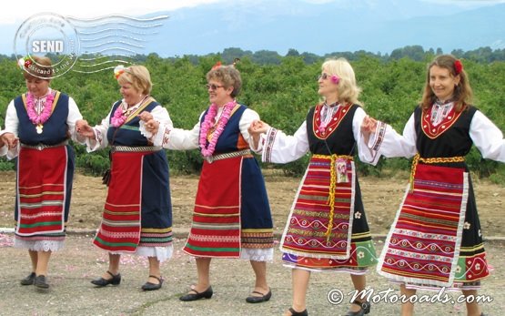 Женщины танцуют в национальных костюмах - Фестиваль роз