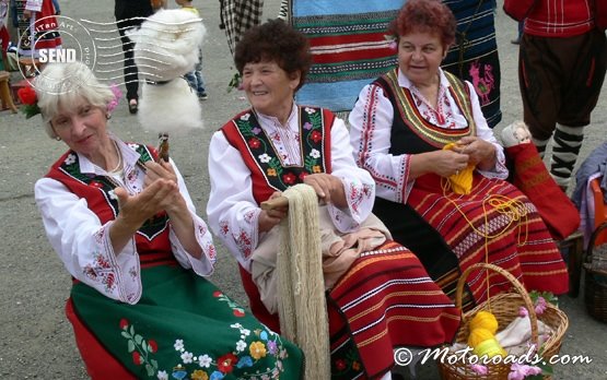 Women in tradtional Bulgaria costumes