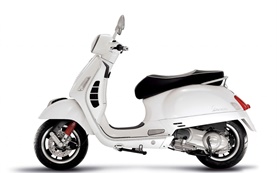 Piaggio Vespa 300 - alquiler de scooters en Italia 