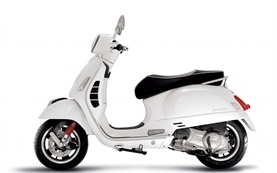 Piaggio Vespa 300 Rollervermietung in Italien