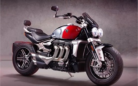 Triumph ROCKET 3 R - Motorradvermietung in Lissabon